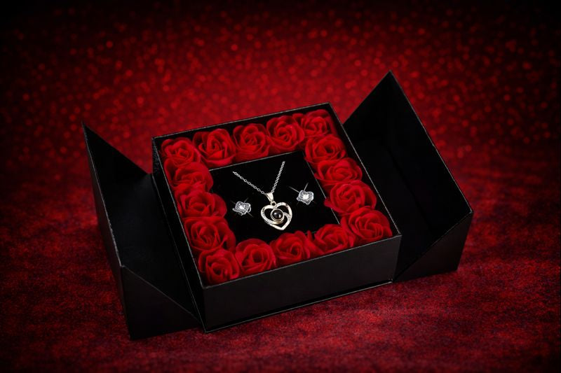 Heart-Shaped Projection Necklace